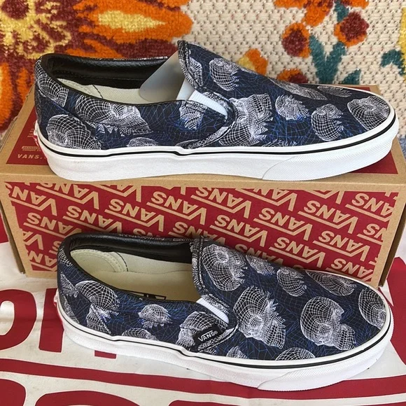 Vans Classic Slip-On
(Wireframe Skulls) Black/Trwht 
VNOA33TB9IB
WMNS sneakers - Picture 2 of 16